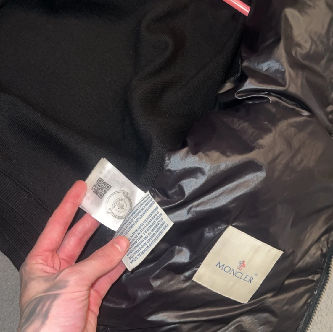 Svart glansig jacka från Moncler - 92