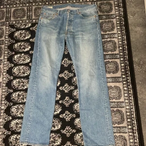 Levis 501 jeans - Säljer ett par klassiska Levis 501 jeans i ljusblå denim. De har en straight passform och är i mycket bra skick. Perfekta för både vardag och fest! 👖
