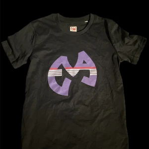 Eva skateboards T-shirt - Svart eva skateboards T-shirt, aldrig använd!