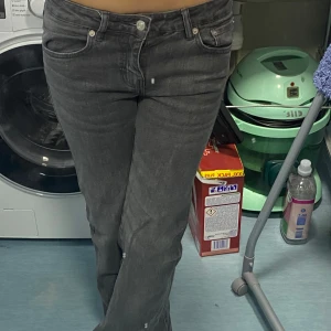Flare jeans💘🙏🏼 - Säljer mina mid-waist flared jeans från lager 157 då de inte kommer till användning. Har bara använda dem några gånger. Innerbenslängden är 79 cm och 36 cm (S) tvärs över midjan 