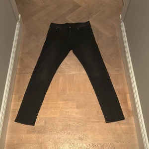 Svarta slim fit jeans från Bowery - Säljer ett par svarta slim fit jeans från Bowery i mycket bra skick. Knappt använda. Säljer för att dom är för små