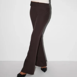 Bruna kostymbyxor - Snygga bruna kostymbyxor med bootcut-stil och låg midja. Perfekta för en stilren look. Super bekväma men även eleganta ❤️ byxorna är i storlek 42 men är väldigt små i storleken jag som brukar ha stl M & S 😍