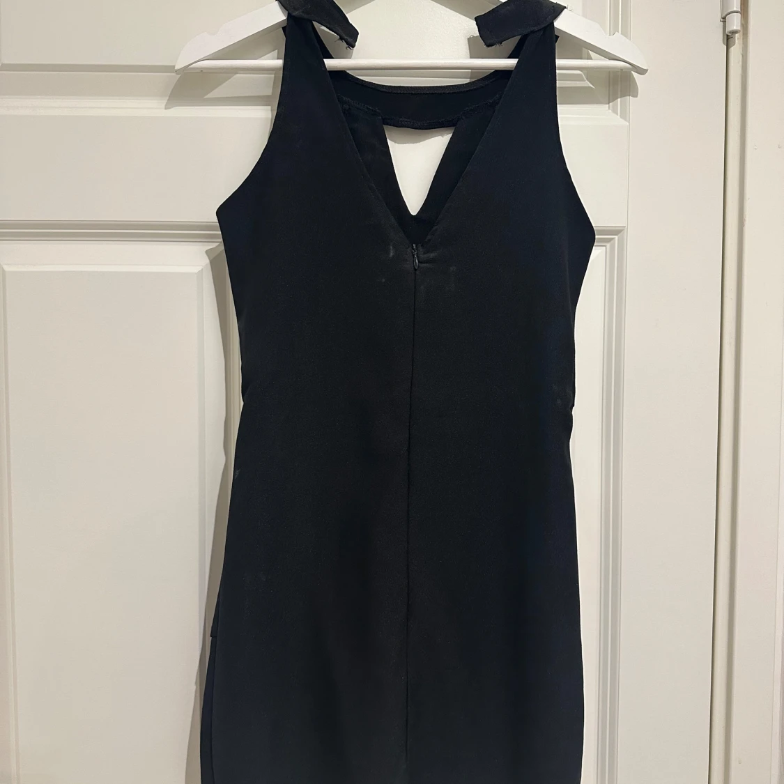 Svart ärmlös klänning med v-ringning - 90