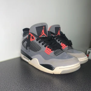 Jordan 4 - Säljer mina Jordan 4 infrareds. Strl 41 men passar 42. Vid frågor eller fler bilder är det bara att höra av sig! 100% äkta