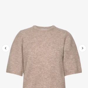 Gestuz trekvart tröja - Säljer en supermysig beige stickad tröja med kortärmad design. Perfekt för både vår och höst när det är lite kyligt men inte för kallt. Tröjan har en enkel och stilren look som passar till det mesta. Den är i bra skick och redo för en ny ägare!