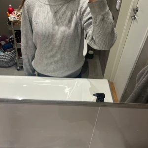 Grå stickad tröja från Gant - Säljer en snygg och bekväm grå stickad tröja från Gant för barn STORLEK 146/152. Den har en diskret logga på bröstet och är perfekt för både vardag och lite finare tillfällen. Tröjan är i mycket bra skick och har långa ärmar med ribbade muddar. Passar perfekt till höst och vinter och kan vara en fin present till barnet eller syskonet. 🎁😊