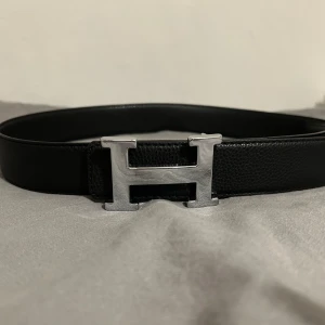Svart skärp med silverfärgat spänne - Säljer ett bälte