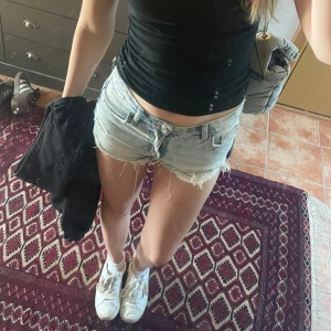 Ljusa jeansshorts - Säljer dessa jätte snygga jeansshorts då dom är lite för små för mig💕Är i storlek 32💞