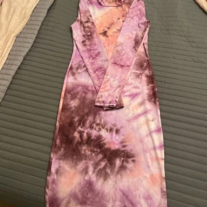 Multifärgad klänning från Fashion Nova - Lila & rosa klänning från Fashion Nova 🩷💜