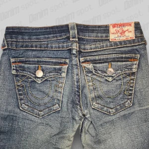 Bootcut true religion jeans - Fina True religion jeans• storlek w28 • Mått: Längd: 90cm Innerbenslängd: 71cm midjebredd: 36.5cm lårbredd: 20 Benöppning: 18cm • OBS: ett litet hål på höger lår, en knapp på flappen saknas och broderiet är lite trasigt. Vid frågor, meddela här! 💙