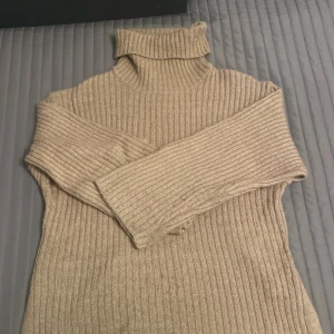 Beige ribbad polotröja från Gina Tricot - Mysig polotröja till höst & vinter! 🤎 