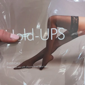 Svarta hold-ups med spetskant - Säljer ett par svarta hold-ups med spetskant från calzedonia! Använda en gång, ser helt oanvända ut och kommer i perfekt skick❤️