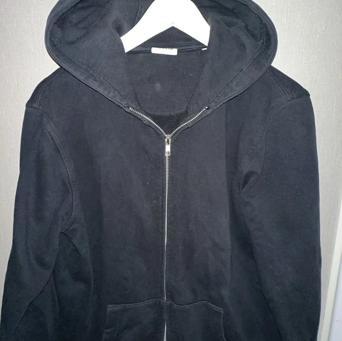 Svart hoodie med dragkedja