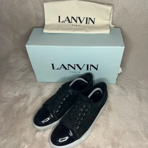 Lanvin skor  - Säljer ett par riktigt fräscha lanvins i storlek 43 i färgen svart. De är helt defektfria och har endast märken av användning. De är i ett otroligt skick (8/10)