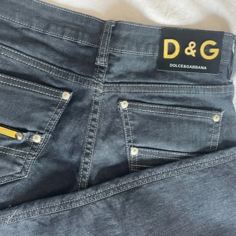 Snygga svarta jeans Dolce & gabbana straight jeans svart/ dark blue wash, storlek W 25. Köpt vintage men är i ett mycket bra skick, bara litet slitet märke bak.. Jeans & Byxor.