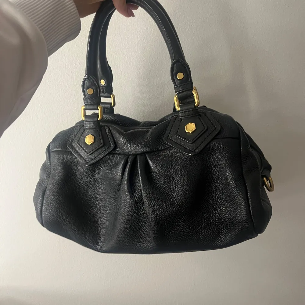 Marc Jacobs classic q baby groove med guldiga detaljer. Väskan är i en svart färg. Axelremband ingår. Den är ca 30 cm bred och är i den lilla modellen. Perfekt skick. Fler bilder finns och svarar gärna på frågor 🖤. Väskor.