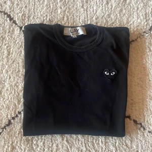 Svart t-shirt med hjärtdetalj - En as najs CDG-play tisha! Bra skick i fräsch! Size M, rätt TTS, om något lite mindre | Paketpris gäller vid köp av flera varor! 🙌