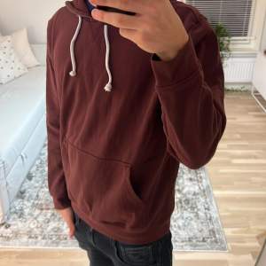 Tjena! Säljer nu en vinröd pier one hoodie i toppskick! Priset kan diskuteras! 