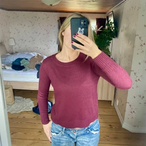 Vinröd stickad tröja - Säljer en vinröd stickad tröja i mycket bra skick. Den har en enkel och stilren design med långa ärmar och rund hals. Perfekt för höst och vinter, och passar både till vardags och lite finare tillfällen. Tröjan är bekväm och lätt att matcha med jeans eller kjol.