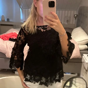 Svart spetsblus - Säljer en elegant svart spetsblus med trekvartsärmar💞 Blusen har ett vackert blommönster och är perfekt för både fest och vardag🙌🏻 Den är i bra skick och passar perfekt till både jeans och kjol!💞 Lämna gärna prisförslag👏🏻