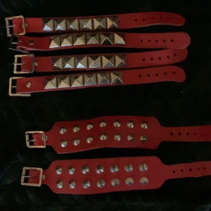 Röda nitarmband  - Nitarmband köpta från bluefox helt oanvända, 20kr st 80kr för alla