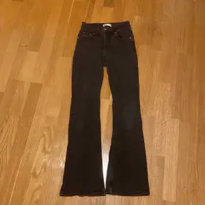 Säljer ett par svarta bootcut jeans i bra skick. Perfekta för både vardag och fest, och passar bra till höst- och vintergarderoben. Materialet är slitstarkt och bekvämt. Det är en fläck på vänstra knät, syns knappt! 