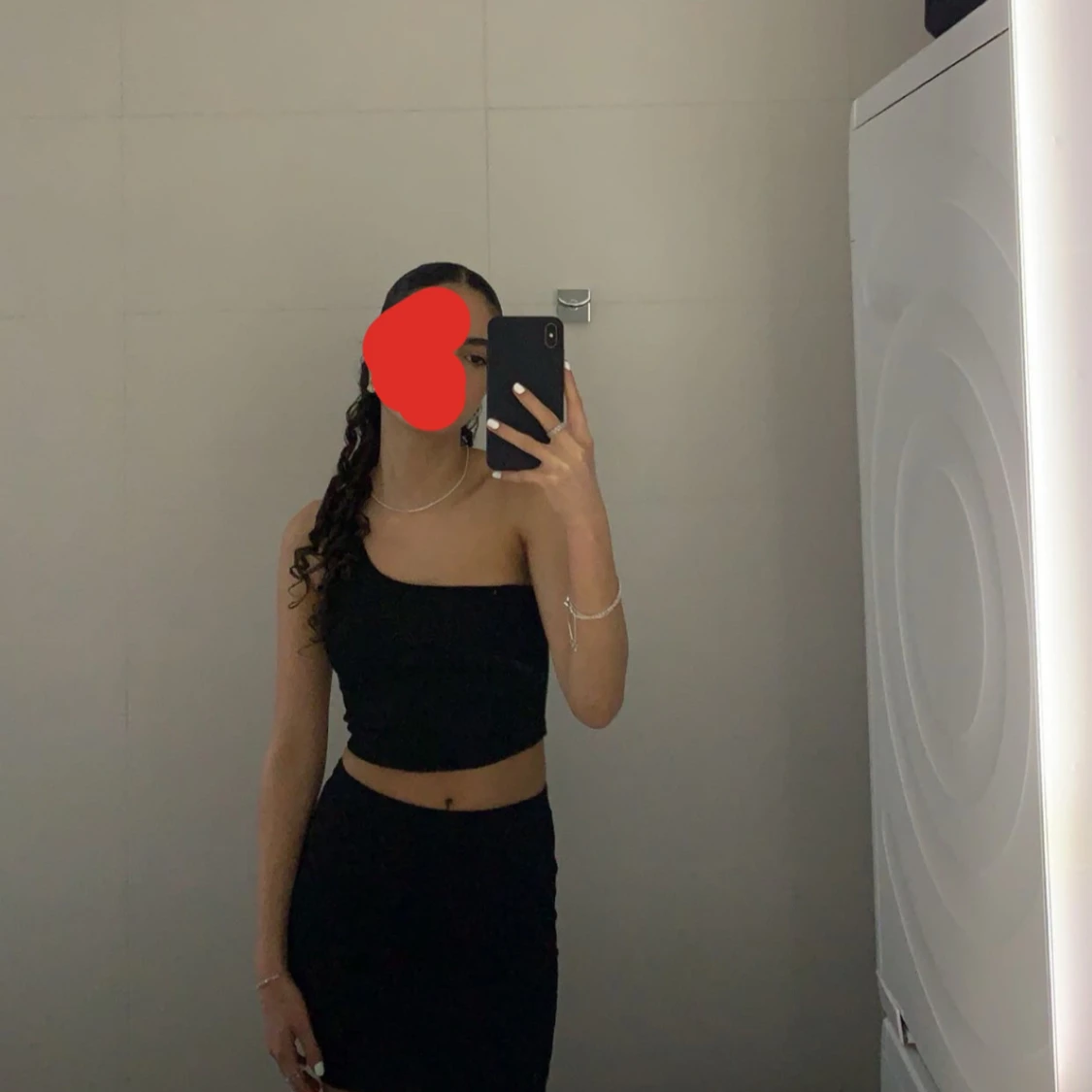 Jätte snygg svart oneshoulder topp