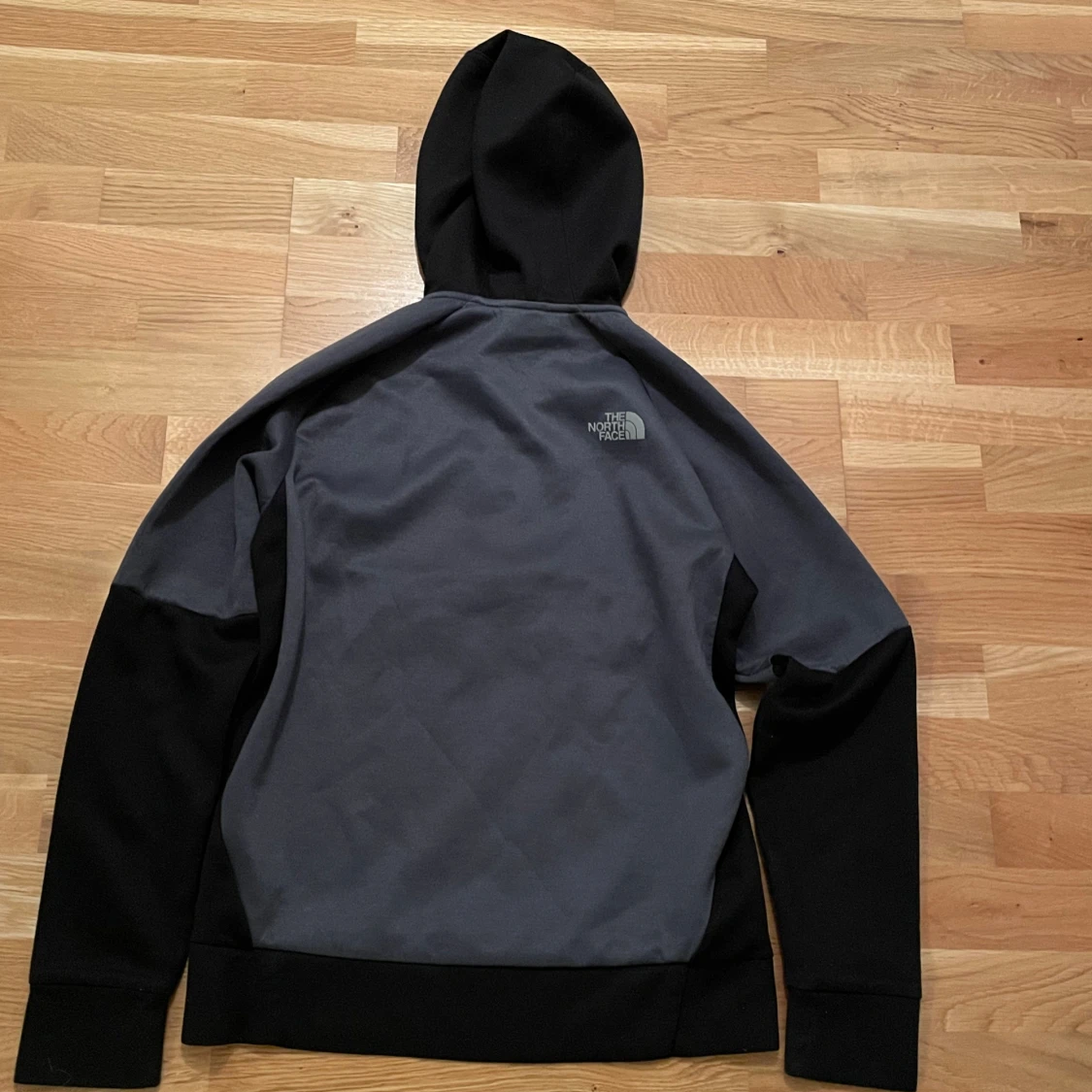 Svart och grå hoodie från The North Face - 90