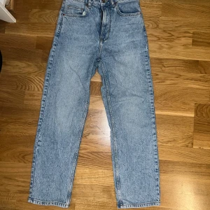 Blå jeans i vintage-stil - Säljer ett par snygga blå jeans i vintage-stil. De är högmidjade och har en straight passform som ger en klassisk look. Perfekta för både vardag och fest! 🕺storlek 28