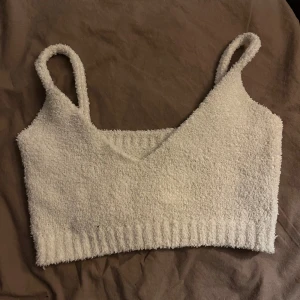 Vit frottélinne - Betalas via swish! Mysig vit frottélinne med smala axelband Perfekt för en avslappnad dag hemma eller som ett lager under en kofta. Den har en ribbad nederkant som ger en skön passform.