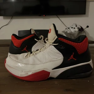 Basket skor - Säljer ett par Nike Air Jordan Max Aura 3 White Fire Red. Bra skick 5/10. Storlek 45 och är perfekt för dig som spelar basket. De har en bra sula gjord för att hoppa högre.                Ursprungspriset är 1445 kr men säljer dom för 299 kr. Perfekt för dig som vill ha ett par billiga basketskor