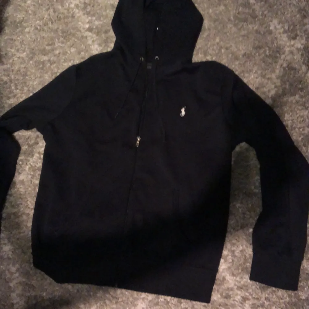 Säljer nu min Polo Ralph lauren då den inte passar längre. Nypris 1899kr. Storlek L och i marinblå. Den är i väldigt gott skick och nästan som ny. Pris kan diskuteras vid snabb affär:). Hoodies.