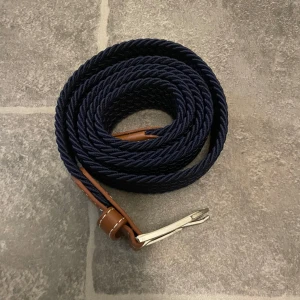 Flätat bälte mörkblå - Flätat bälte mörkblått / marin || Längd 115 || Helt ny || Tveka inte att höra av dig om du har frågor