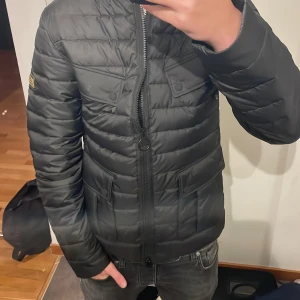 Barbour jacka  - Barbour jacka i storlek s, använd tre gånger så i nyskick! Hör gärna av er vid funderingar! Nypris:3500kr