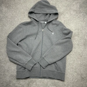 Ralph Lauren zip hoodie med färgen grå och vit - Hej! Säljer nu min Zip-hopdie den har blivit förkort för mig. Den har lite sprittningar men annars e det helt Perfect 