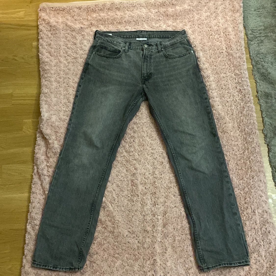 Mörk gråa jeans byxor 