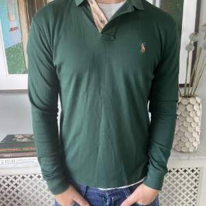 Säljer denna Ralph Lauren polo tröjan då den knappt används. Skick 9/10. Modellen är 180 cm lång 