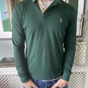 Långärmad Ralph Lauren Polo - Säljer denna Ralph Lauren polo tröjan då den knappt används. Skick 9/10. Modellen är 180 cm lång 