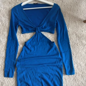 Klänning med cut out - Kort Klänning med cut out från nakd i storleken xxs men skulle säga mer som en xs eller s använd en gång 