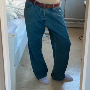 Baggy jeans  - Bra skick! Mått finns på bild 4 & 5. (de syns inte så bra så skriv för tydligare bild) 