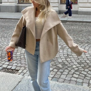 Billig kappa  - Kort kappa i använt skick, den har blivit nopprig och tappat en knapp som ni ser på bilden, men en ny knapp medföljer! Nypris: 999kr Mitt pris: 199kr