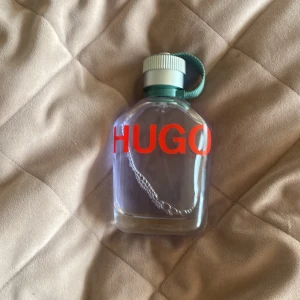 Hugo boss parfym - En Hugo boss parfym 125 ml det är använt 1 ml typ och säljer pga inte doften passar mig bra pris! Ny pris 1000kr 
