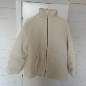 Teddyjackor vit/brun - Säljer dessa mysiga teddy jackor då de var lite för små för mig💓 Köp en teddy jacka för 200kr eller båda för 300kr🤗 Båda jackorna är i storlek M men skulle säga att de mer passar en Xs/S🫶🏼 Jackorna är helt oanvända så därav i väldigt gott skick!!