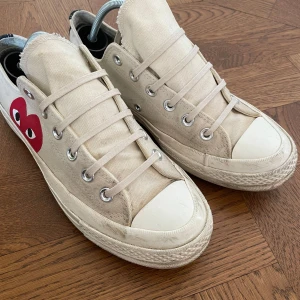 CDG PLAY X CONVERS - Köpte dom på Farfetch för 1900  Tappat bort lådan till dom men skorna kommer med en annan box 