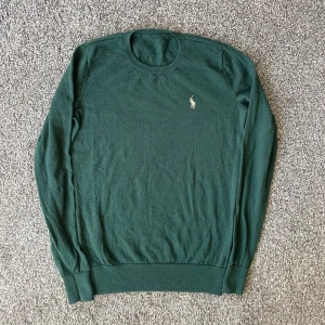 Ralph lauren merinoull tröja - Riktigt snygg stickad tröja från Ralph lauren i merinoull och väldigt bra skick lapparna är dock bortklippta. Kommer även sälja väldigt mycket till vintern så gå in och kolla i min och följ! 