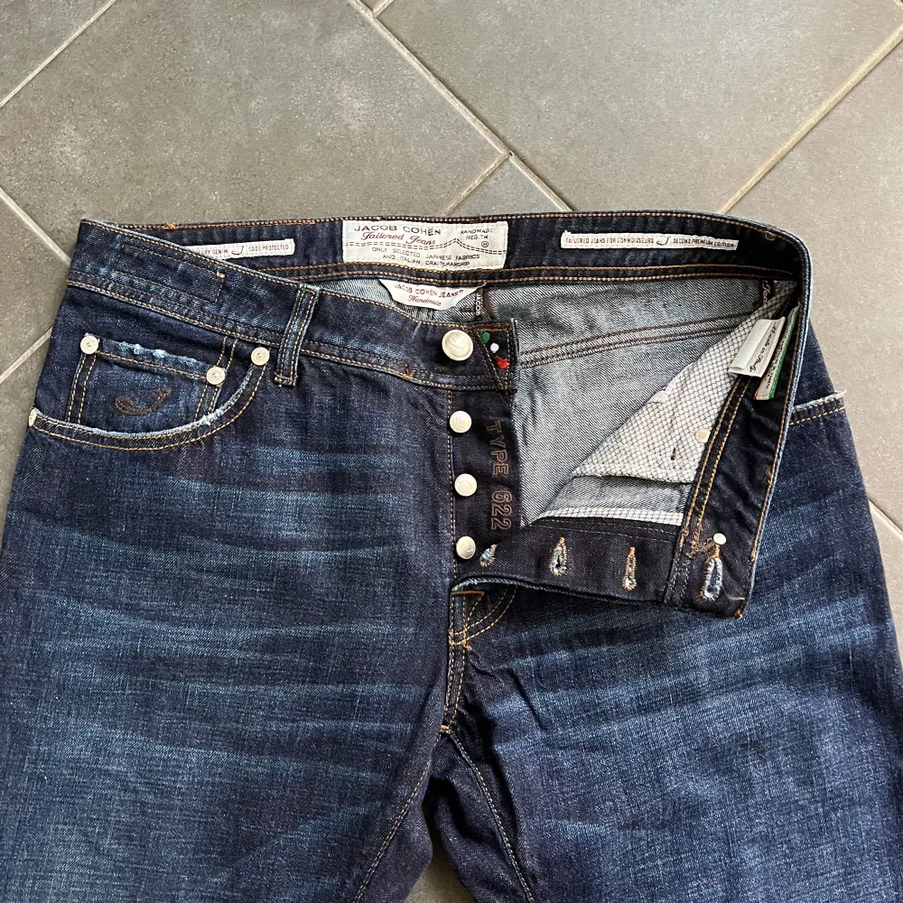 Tja, säljer ett par Jacob cohen jeans i modellen 622, storlek 34. De är helt nya med tags samt näsduk oxh kostar 5000 i butik, skriv vid funderingar. Jeans & Byxor.