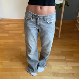 Ljusgrå Lågmidjade jeans  - Ljusgrå Lågmidjade jeans från Zara i storlek 36, jag är 165 💛🫶 