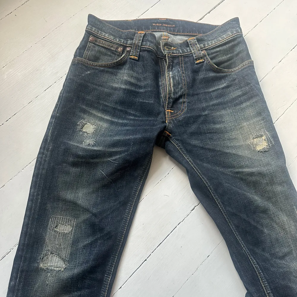 Ett par riktigt riktigt schyssta jeans från Nudie med coola slitningar .modellen Thinn Finn  . W29 L34 Fint skick, köp för endast 699kr🤝. Jeans & Byxor.