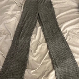 Byxor - Grå utsvängda byxor från gina tricot! Inga skador alls🩷