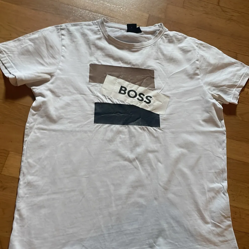 Hugo boss tröja i bra skick storlek m sitter större . T-shirts.